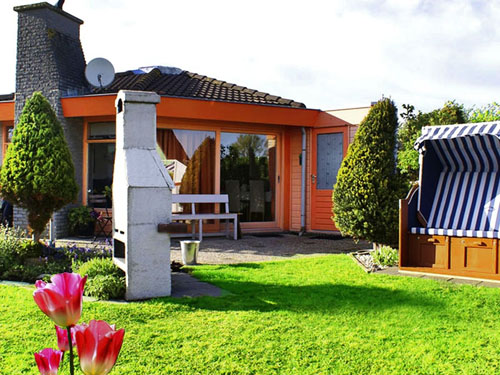Ferienhaus Terrasse mit Strandkorb und Grill