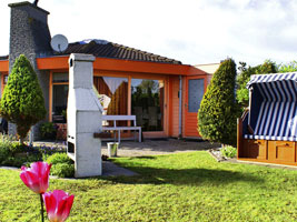 Bungalow mit Terrasse und Strandkorb